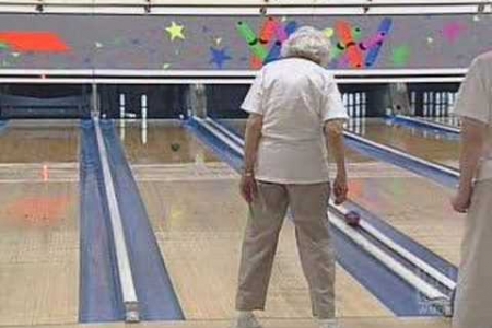 94-Year-Old Bowler Not Stopped By Age